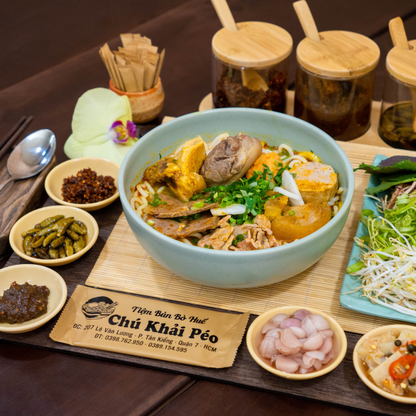 Bún bò thượng hạng: tái + nạm + gân + chả + chả cua + xương + giò heo