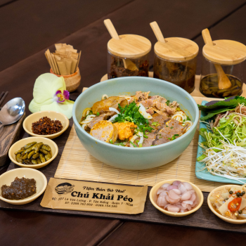 Bún bò thập cẩm: tái + nạm + gân + chả + chả cua