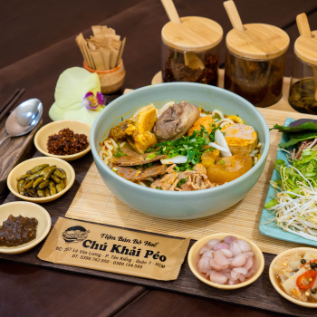 Bún bò thượng hạng: tái + nạm + gân + chả + chả cua + xương + giò heo